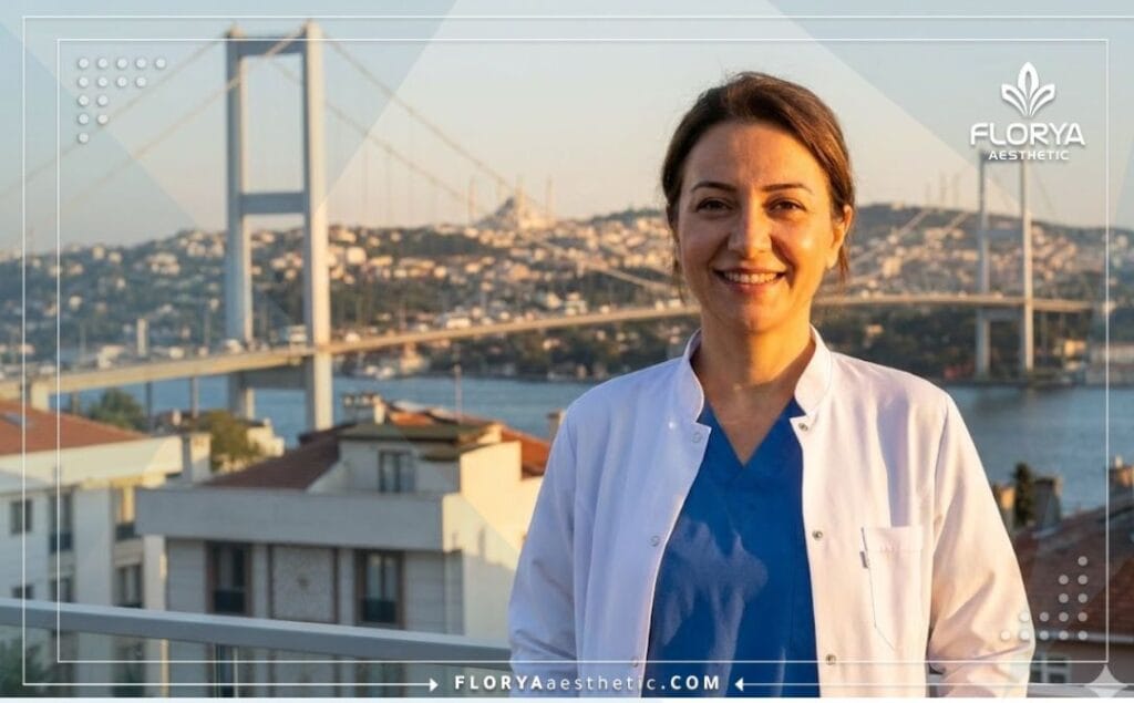 طبيب تجميل مبتسم يرحب بالمرضى في إسطنبول مع خلفية البوسفور