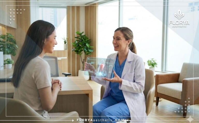 Doctor analizando los Riesgos del levantamiento de senos en Turquía en tablet.