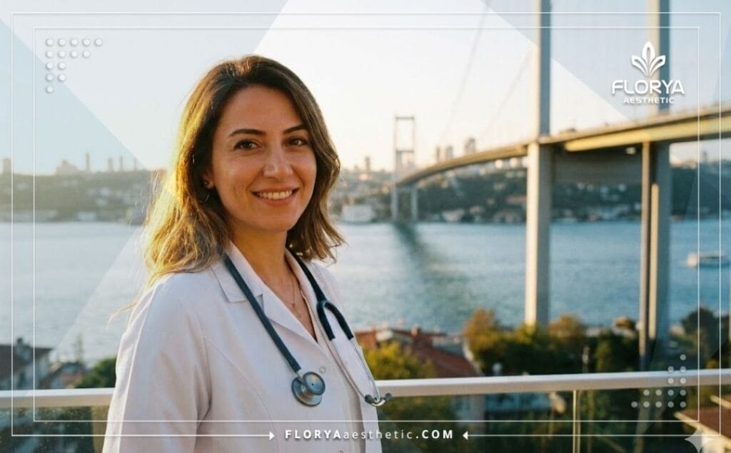 طبيب ودود يرحب بالمرضى في إسطنبول مع خلفية البوسفور.