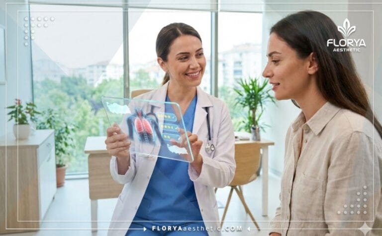 Médecin expert présentant des Avis Augmentation Mammaire en Turquie sur une tablette futuriste