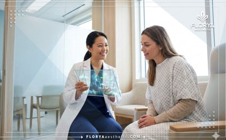 Médecin expliquant les Avantages de la liposuccion avec raffermissement de la peau via une tablette high-tech