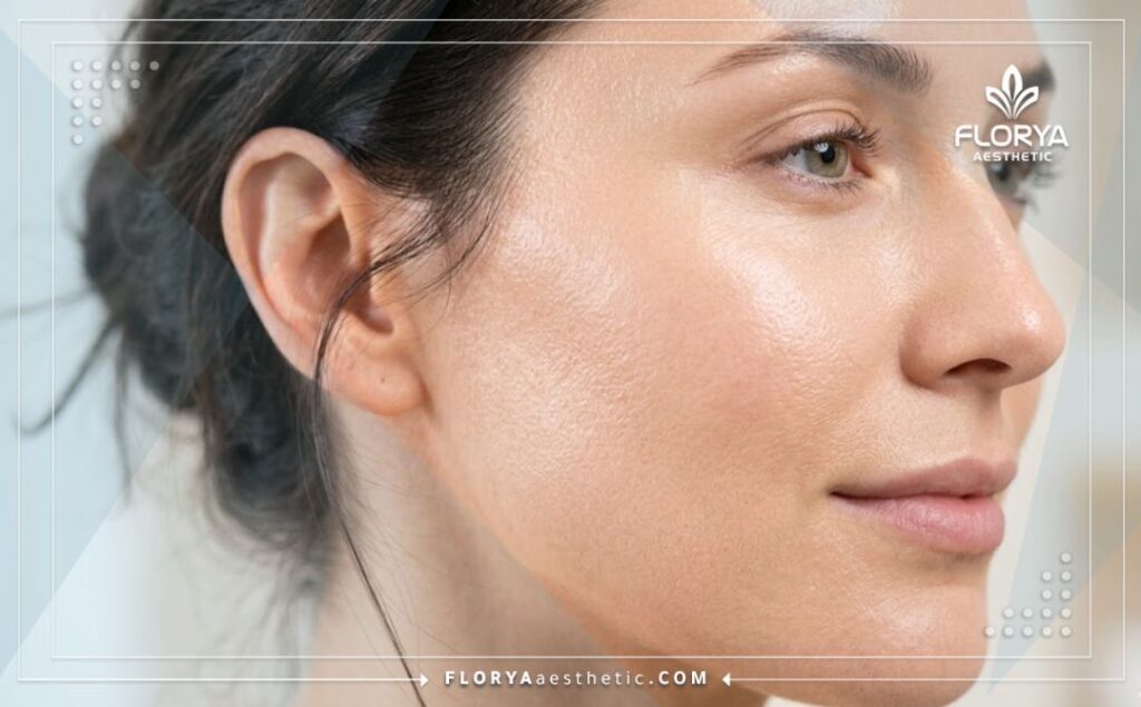 Gros plan sur un visage à la peau parfaitement lisse, hydratée et rajeunie après le traitement.