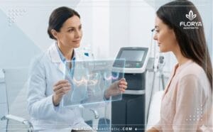طبيب يشرح خطة العلاج باستخدام أفضل دكتور شد الصدر بالجي بلازما على شاشة رقمية تفاعلية للمريضة.
