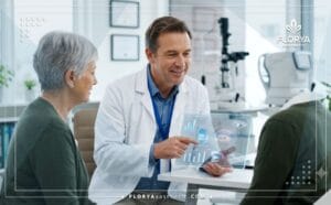 Especialista médico planificando la Blefaroplastia para párpados caídos hereditarios.