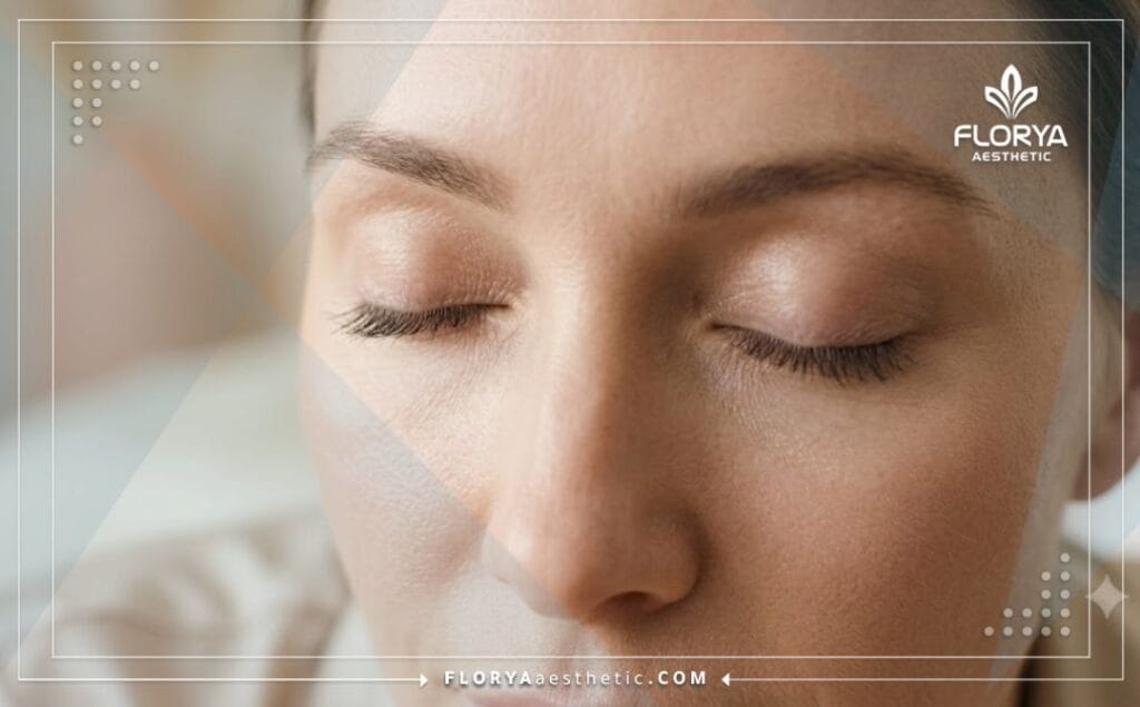 Gros plan cinématographique montrant le résultat parfait du traitement du contour des yeux.