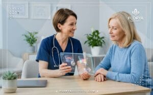 طبيب خبير يناقش خطة تجميل العيون المبطنة مع مريضة باستخدام أحدث التقنيات الرقمية