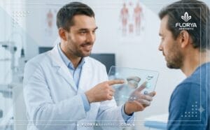 طبيب متخصص يناقش خطة شد الجفن العلوي للرجال باستخدام تقنيات حديثة