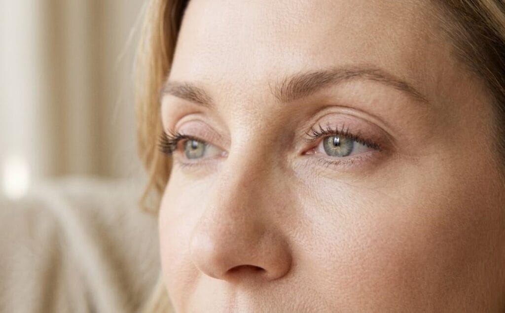 Plan rapproché montrant le résultat parfait et naturel de la chirurgie des yeux