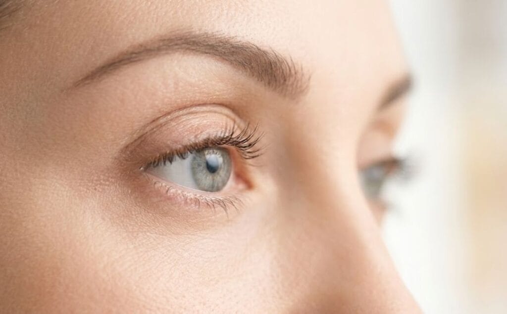 نتيجة مثالية وجمال طبيعي لمنطقة العين بعد الإجراء التجميلي